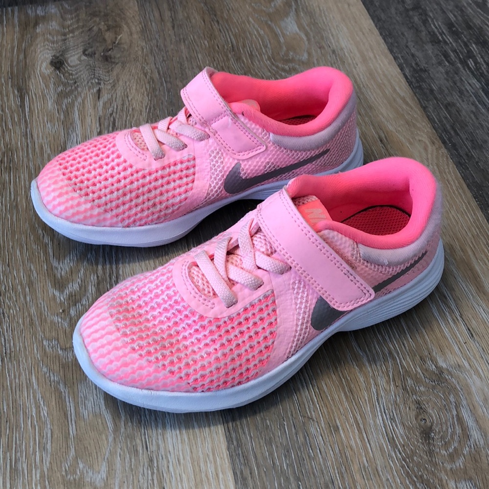 Nike Revolution 4 Girls’ sneaker